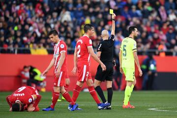 El jugador del Barcelona, Sergio Busquets, recibe tarjeta amarilla por una falta al jugador del Girona, Granell. 