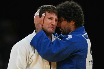 El griego Theodoros Tselidis consuela al serbio Nemanja Majdov despu¨¦s de competir en el combate de octavos de final de judo masculino de 90 kg de los Juegos Ol¨ªmpicos de Par¨ªs 2024 en el Champ de Mars Arena.