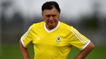 El seleccionador de Gab&oacute;n, Jos&eacute; Antonio Camacho, durante un entrenamiento.