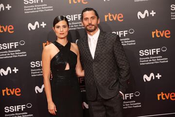 Loreto Mauleón y Paco León posan durante la gala de apertura del Festival de San Sebastián 2022 en el Kursaal.