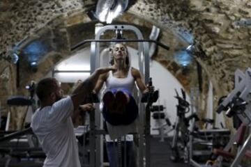 Anoush Belian con su entrenador Basil Saed en un gimnasio de la Ciudad Vieja de Jerusaln. 