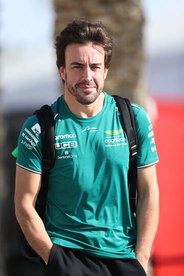 El piloto español llegando al circuito de Sakhir, en Baréin, para iniciar los primeros test de la temporada con su nuevo Aston Martin.