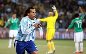 Argentina se volvió en ‘La Bestia Negra’ de México por sus recientes descalabros en etapas trascendentales. En Sudáfrica 2010 el panorama no era alentador. Carlos Tévez fue quien se vistió de ‘villano’ al conseguir dos goles en la derrota de 3-1 sufrida por los dirigidos de Javier Aguirre. El primero de ellos tuvo como cómplice al arbitraje, que no señaló un claro fuera de juego, pero el segundo del ‘Apache’ fue para aplaudirle.