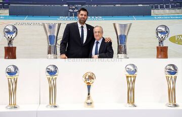 Felipe Reyes es una de las grandes leyendas del Real Madrid. Pilar b芍sico en los compases iniciales del proyecto de Pablo Laso, el eterno capit芍n blanco se despidi車 este mes de junio del baloncesto tras 23 temporadas en la 谷lite entre el Estudiantes (1998-2004) y el Madrid (2004-2021). Sus 17 temporadas en el Madrid le sit迆an, junto a Corbal芍n y Romay, solo por detr芍s de Rull芍n (18) en la historia blanca. Nunca nadie antes jug車 en el club blanco con 41 a?os, ni en f迆tbol ni en baloncesto.
En 1.565 partidos le dio tiempo ha ganar 24 t赤tulos, 23 con el Real: 7 Ligas, 6 Copas, 2 Euroligas, 1 ULEB, 1 Intercontinental y 6 Supercopas. Fue MVP en las temporadas 2009 y 2015 y en las finales de Liga de 2007 y 2013. Es el l赤der hist車rico de partidos (824) de la ACB y tambi谷n en valoraci車n con 10.598 cr谷ditos. Es primero en rebotes (4.725) y cuarto en puntos (8.332).