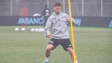 Kevin V&aacute;zquez golpea el bal&oacute;n durante un entrenamiento en la ciudad deportiva del club celeste.