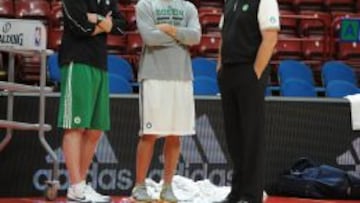 Jay Larra&ntilde;aga (exjugador del Madrid), Brad Stevens y Danny Ainge, en Mil&aacute;n.