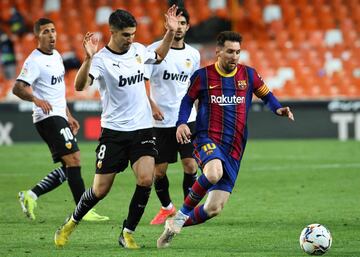 Carlos Soler y Leo Messi.