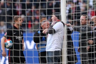Dos espectadores se atan a los postes en el Eintracht-Friburgo