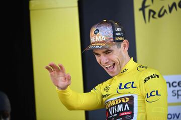 Wout Van Aert con el maillot amarillo del Tour de Francia 2022.