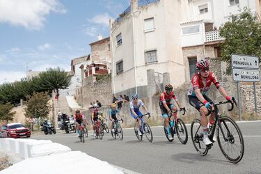 Un grupo de corredores durante la octava etapa entre las localidades de Dénia y Xorret de Catí.