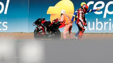Buriram (Thailand), 01/03/2026.- Spanish MotoGP rider Marc Marquez of Ducati Lenovo Team is evacuated by track marshals after his bike's tire broke during the MotoGP race of the Motorcycling Grand Prix of Thailand at Chang International Circuit, Buriram province, Thailand, 01 March 2026. (Motociclismo, Tailandia) EFE/EPA/RUNGROJ YONGRIT