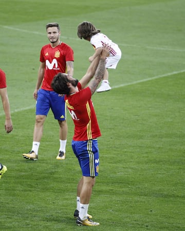 El hijo Sergio Ramos, Sergio JR, con Isco.