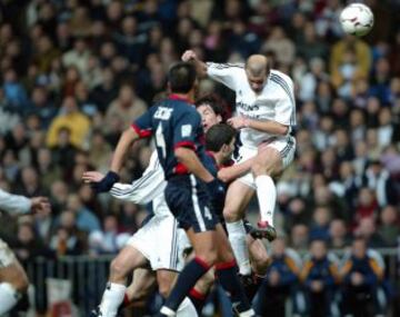 Con este imponente remate de cabeza, Zidane marca el segundo tanto de los blancos y adelanta a su equipo ante el Celta...