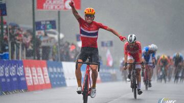 El noruego Jonas Hvideberg celebra su victoria en la prueba de fondo sub-23 de los Campeonatos de Europa de Ciclismo en Ruta.