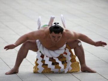 Los dos luchadores que compiten bajo los nombres de Yokozuna Kakuryu y Harumafuji son originarios de Mongolia. La ceremonia de ingreso al ring en la que se hace una ofrenda a los dioses sintoístas dura dos minutos.