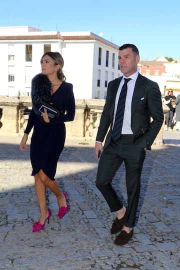 Fonsi Nieto y Maider Barthe en la boda de Carlos Ezpeleta y Lidia Acín en la Catedral de Jerez.