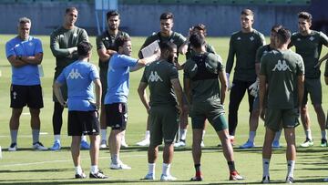 Rubi le da indicaciones a sus jugadores durante uno de los entrenamientos de esta semana para preparar el encuentro ante el Real Madrid en el Villamar&iacute;n.