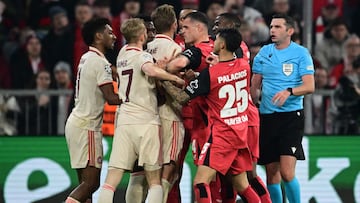 English referee Michael Oliver (R) watches as players including Bayern Munich's English forward #09 Harry Kane (C) and Bayer Leverkusen's Swiss midfielder #34 Granit Xhaka get involved in a scuffle during the UEFA Champions League last 16, first-leg, football match FC Bayern Munich v Bayer 04 Leverkusen on March 5, 2025 in Munich, southern Germany. (Photo by Tobias SCHWARZ / AFP)