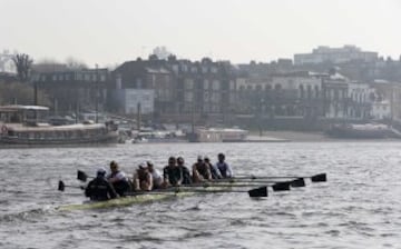 Entrenamiento del equipo de la Universidad de Oxford en el Río Támesis. 