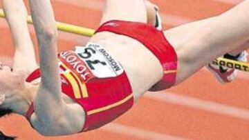 <b>SALTO DE BRONCE. </b>Ruth Beitia durante la final de salto de altura, en la que consiguió la tercera posición con un mejor salto de 1,98 m.