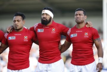 Miembros del equipo de Tonga. Siale Piutau, Viliami Ma'afu ySonatane Takulua.