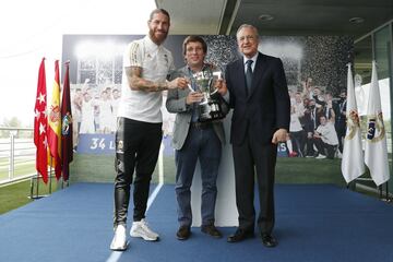 Sergio Ramos, el alcalde de Madrid José Luis Martínez-Almeida y el presidente del Real Madrid Florentino Pérez. 
