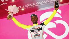 Biniam Girmay, en el podio del Giro como ganador de etapa.