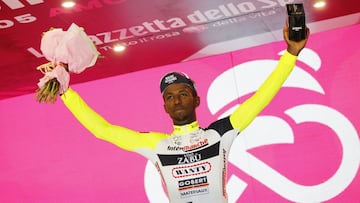 Biniam Girmay, en el podio del Giro como ganador de etapa.