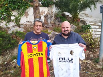 Miguel Domínguez, presidente de la peña del Valencia en Gilet, y Salva Costa, alcalde de la localidad, posan para AS con dos camisetas del Valencia.