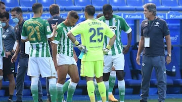 Pellegrini, con sus jugadores durante el partido.
