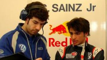 <b>CENTRADO. </b>Sainz Jr. atendiendo los consejos de un mecánico.