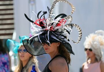 Aficionados a la h¨ªpica en el Churchill Downs de Kentucky durante la Kentucky Oaks.