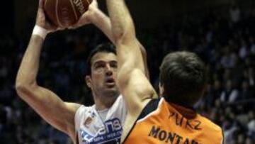 El p&iacute;vot del Blusens Monbus Oriol Junyent intenta canasta ante ala-p&iacute;vot del Mad-Croc Fuenlabrada Rob Kurz, durante el partido correspondiente a la decimonovena jornada de Liga ACB que disputan en el Multiusos de Sar de Santiago de Compostela.