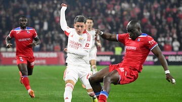 SL Benfica's Argentine forward #25 Gianluca Prestianni (C) and Gil Vicente's Angolan defender #39 Jonathan Buatu fight for the ball during the Portuguese league football match between Gil Vicente FC and SL Benfica at Cidade de Barcelos stadium in Barcelos on March 2, 2026. (Photo by Miguel RIOPA / AFP)