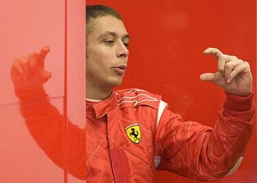 Otra pachanga de Rossi con el Ferrari de Fórmula 1