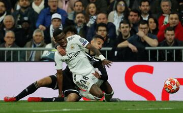 Jugada en la que Vinicius se lesionó disputando un balón con  Noussair Mazraoui.