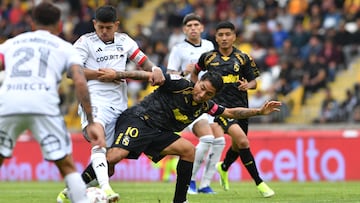 Futbol, Coquimbo Unido vs Colo Colo.
Fecha 5, campeonato Nacional 2024.
El jugador de Coquimbo Unido Luciano Cabral, centro, disputa el balon con Esteban Pavez de Colo Colo durante el partido de primera division realizado en el estadio Francisco Sanchez Rumoroso en Coquimbo, Chile.
17/03/2024
Alejandro Pizarro Ubilla/Photosport

Football, Coquimbo Unido vs Colo Colo.
5nd turn, 2024 National Championship.
Coquimbo Unido's player Luciano Cabral, center, vies for the ball against Esteban Pavez of Colo Colo during the first division match at the Francisco Sanchez Rumoroso in Coquimbo, Chile.
17/03/2024
Alejandro Pizarro Ubilla/Photosport