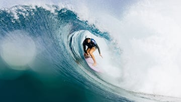 OAHU, HAWAII - FEBRUARY 2: Caitlin Simmers of the United States surfs in Heat 1 of the Elimination Round at the Billabong Pro Pipeline on February 2, 2023 at Oahu, Hawaii. (Photo by Brent Bielmann/World Surf League)