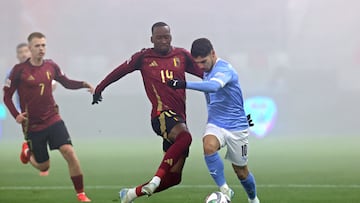 Lukebakio lucha por un balón con Solomon.