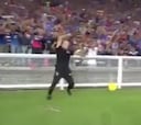 Gana la copa y hace esta coreografía... Y sí, es el entrenador