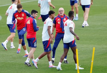 Luis de la Fuente, Lamine Yamal e Iñaki Williams durante el entrenamiento. 