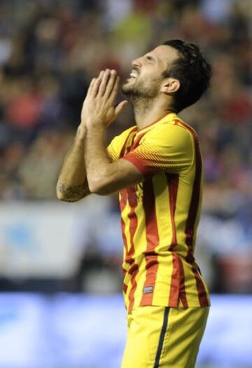 Cesc Fábregas se lamenta de una ocasión fallada.