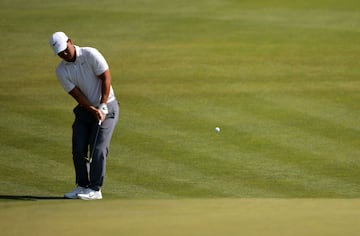 Tom Kim of South Korea putts 