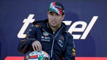 Checo Pérez presenta el casco especial que usará en el GP de México