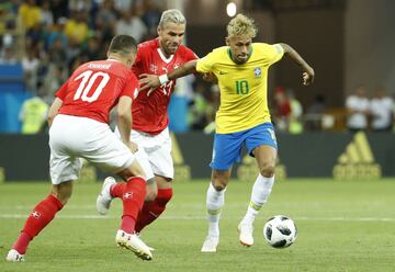 El delantero brasileño lució poco en el partido de Brasil en contra de Suiza.