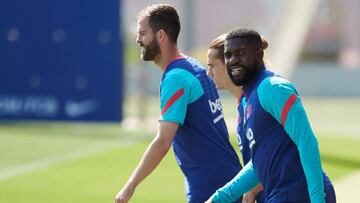 GRAFCAT3617 Sant Joan Despi (BARCELONA) 21/5/2021.- Los jugadores del FC Barcelona, Miralem Pjanic (i), Antoine Griezmann (c) y Samuel Umtiti (d), durante el desarrollo del último entrenamiento oficial de esta temporada, previo al partido de Liga q