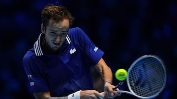 Daniil Medvedev ejecuta un rev&eacute;s en las ATP Finals.