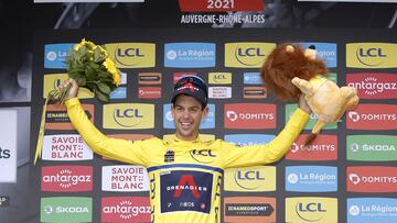 Richie Porte posa con el maillot amarillo como ganador de la general del Criterium del Dauphiné 2021.