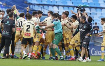 Los jugadores del Espanyol celebrando el ascenso matem¨¢tico a primera divisi¨®n