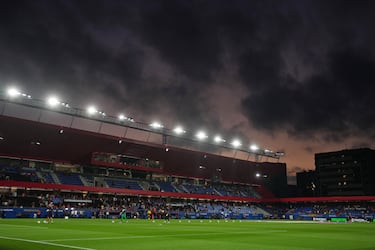 Los jugadores del Barcelona realizan ejercicios de calentamiento momentos antes del partido contra el Valencia.